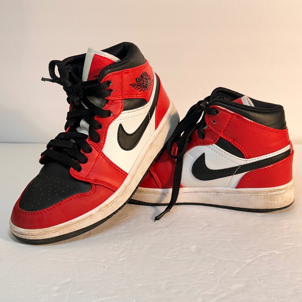 Nike Air Jordan 1 Mid Black Chicago Toe 554724-069 GS Size 5.5Y Women 7